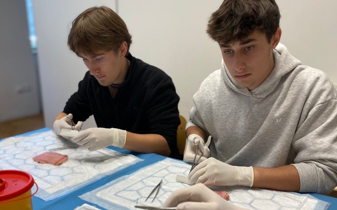 Gymnazisté z Karlovarského regionu trénovali chirurgické šití na 1. lékařské fakultě Univerzity Karlovy v Praze  