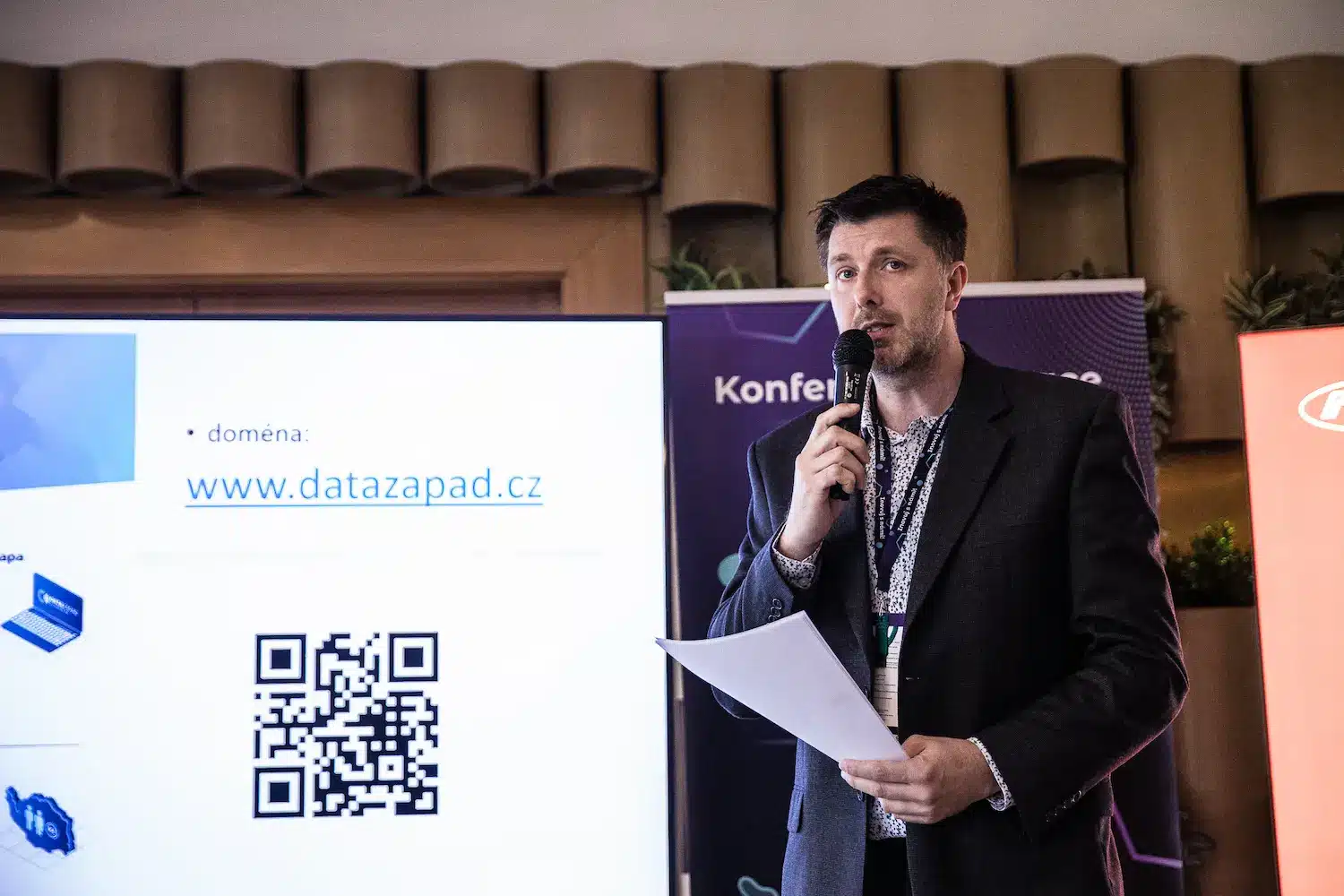 Petr Bek představuje portál DATAZÁPAD na Konferenci Inovace (2024).