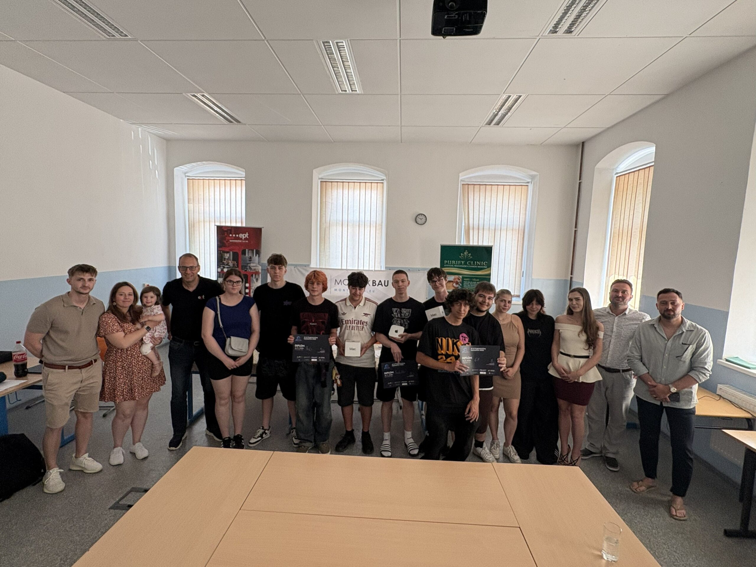 Studenti vytvořili na hackathonu v Chebu AI nástroje pro firmy z regionu Studenti vytvořili na hackathonu v Chebu AI nástroje pro firmy z regionu