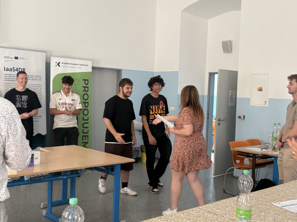 Studenti vytvořili na hackathonu v Chebu AI nástroje pro firmy z regionu