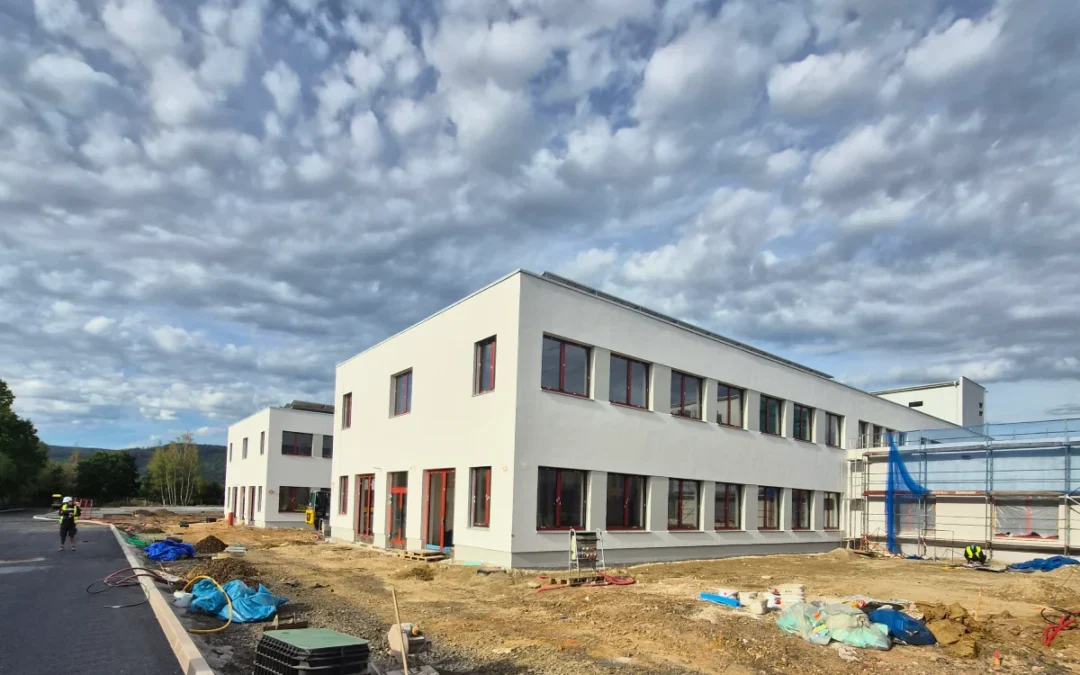 Tři budovy, živá fasáda a sál pro 105 lidí. Jak bude nové KIC vypadat?